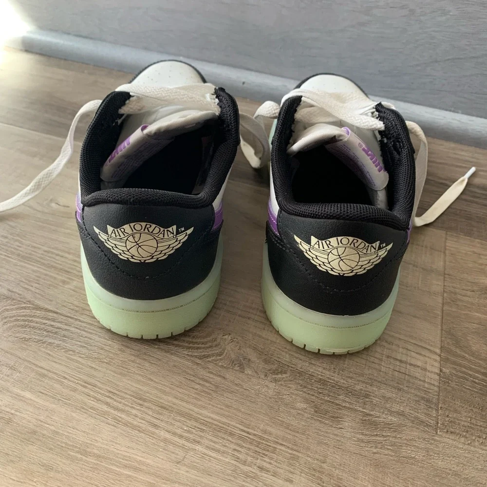 Nike Black and White Sneakers with Purple Accents - Picture 2 of 4